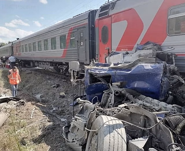 Грузовик и поезд столкнулись под Калугой