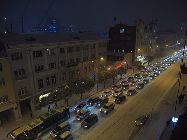 В Екатеринбурге 11-балльные пробки: цены на такси взлетели вдвое