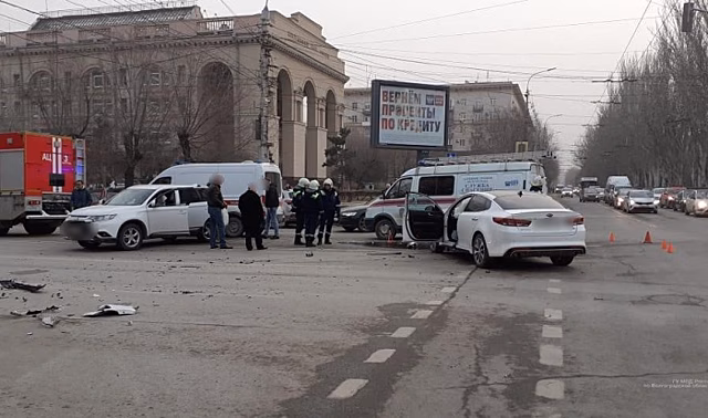 В крупном ДТП с внедорожником в центре Волгограда пострадали 3 женщины