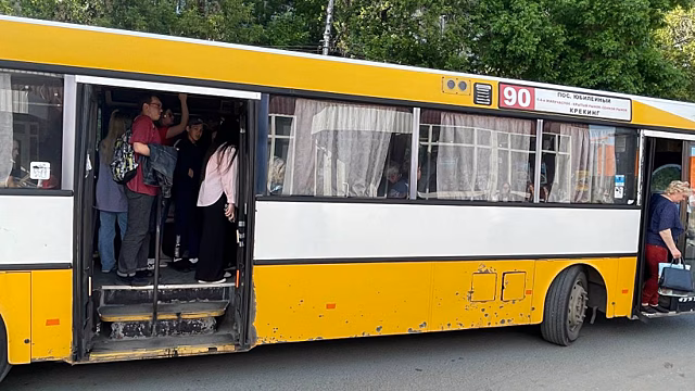 Саратовские чиновники почти 40 минут ждали на остановке автобус №90