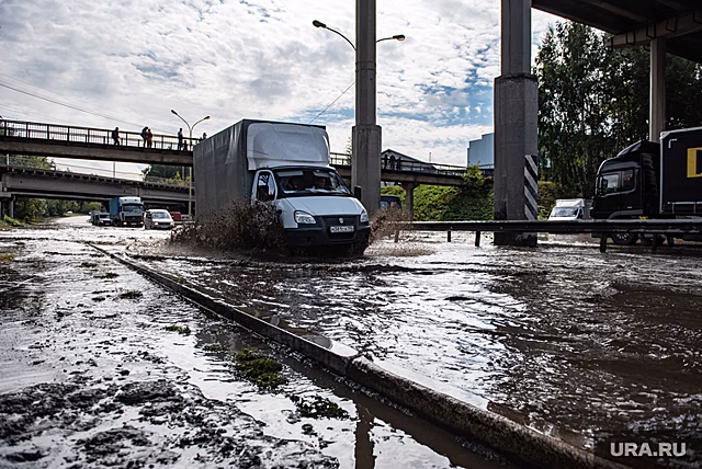 В Екатеринбурге улицу затопило горячей водой