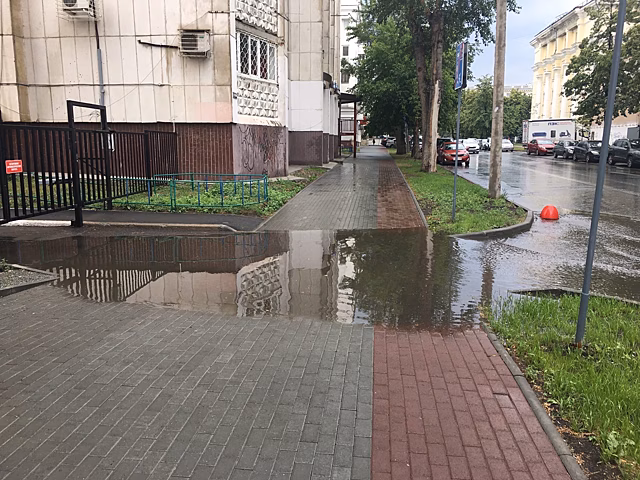 Центр Челябинска топит из-за отсутствия ливневок после благоустройства
