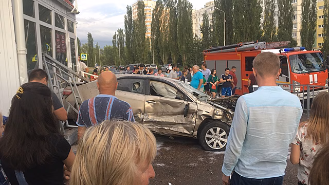 В Уфе в микрорайоне Сипайлово иномарка влетела в магазин