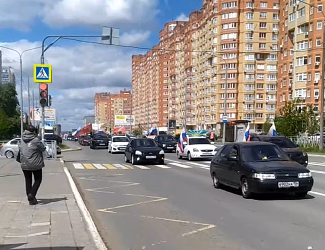 Автолюбители устроили пробег по Оренбургу в честь Дня Победы