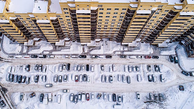 В РФ хотят отменить запрет на стоянку с работающим мотором