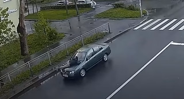 Женщина поссорилась с мужем и 10 километров везла его на капоте