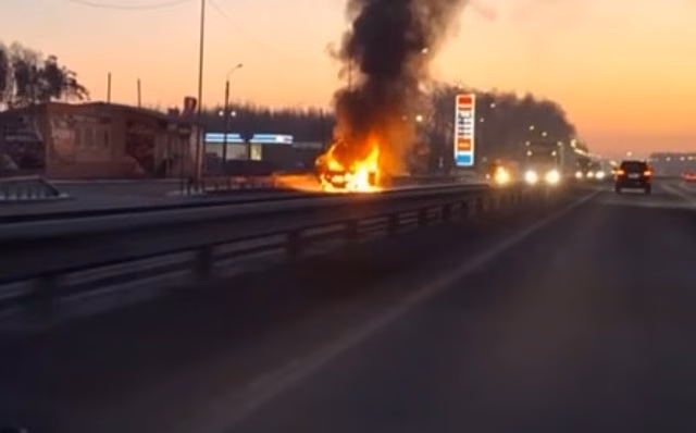 Автомобиль загорелся на Московском шоссе