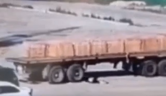 В Салехарде при попытке остановить покатившийся грузовик погиб мужчина. ВИДЕО