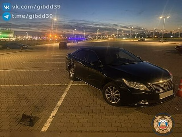 На Острове автомобилистка врезалась в машину на полупустой парковке и получила травмы