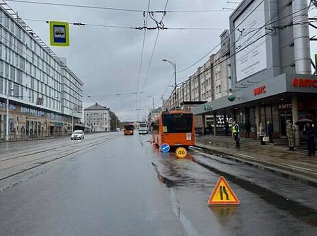 Отпустила поручень, чтобы оплатить проезд: в калининградском автобусе пассажирка получила травму