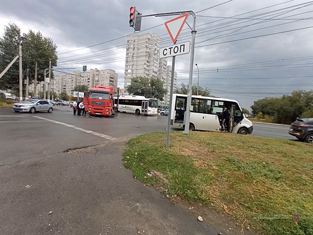 В Волгограде двое пассажиров пострадали в ДТП с крупнотоннажным тягачом и маршруткой