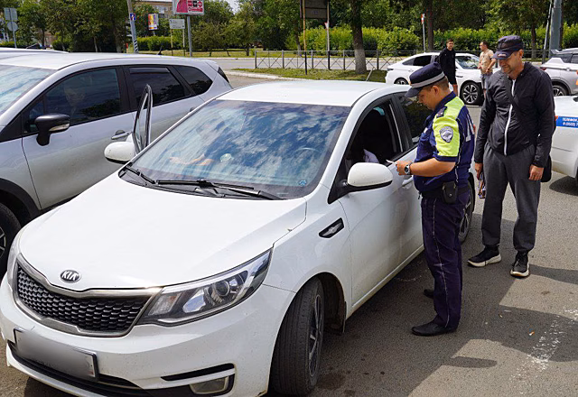 В Оренбурге выписали штрафы любителям парковаться на местах для инвалидов