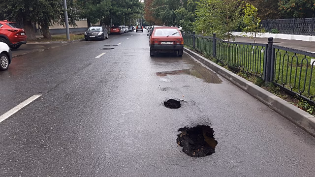 Саратовцы заметили неогороженные дыры в новом асфальте улицы Железнодорожной