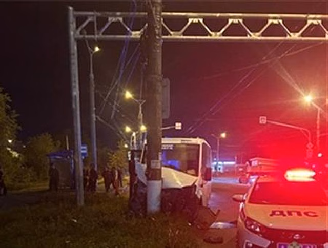 В Центральном районе Тольятти маршрутка врезалась в столб, есть пострадавшие
