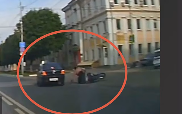 Скутер и легковушка столкнулись на Первомайском проспекте в Рязани