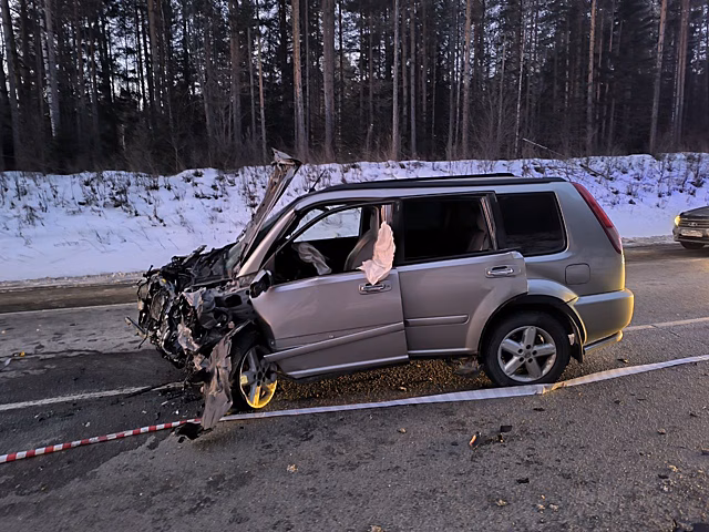 Два человека погибли в жестком лобовом столкновении машин на трассе в Челябинской области