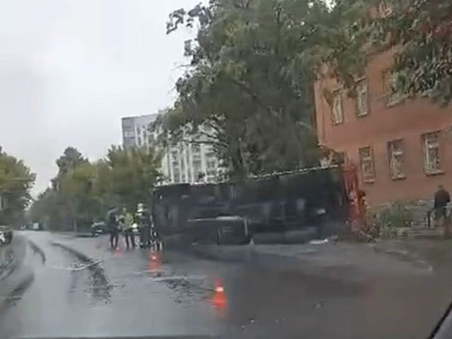 Пожарный автомобиль перевернулся в Тюмени