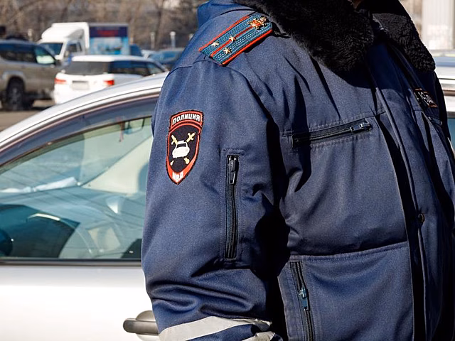 Очередь перед зданием экзаменационного отдела ГИБДД в Чите была создана из-за записи