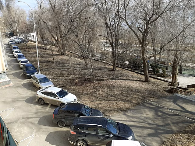 Автохамы не дают прохода пешеходам в центре Саратова