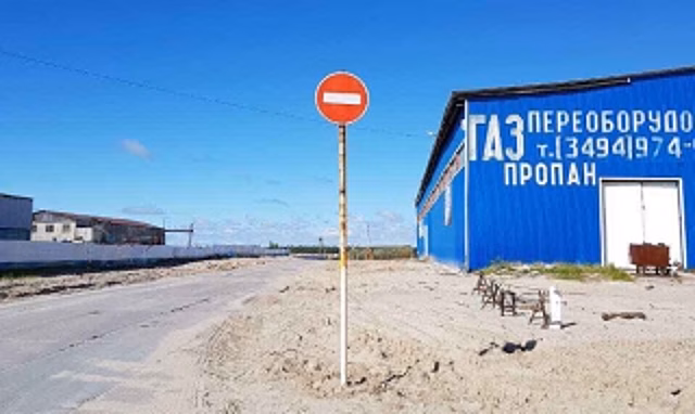 Сотрудники госавтоинспекции Пуровского района не пускают водителей на аварийный наплывной мост