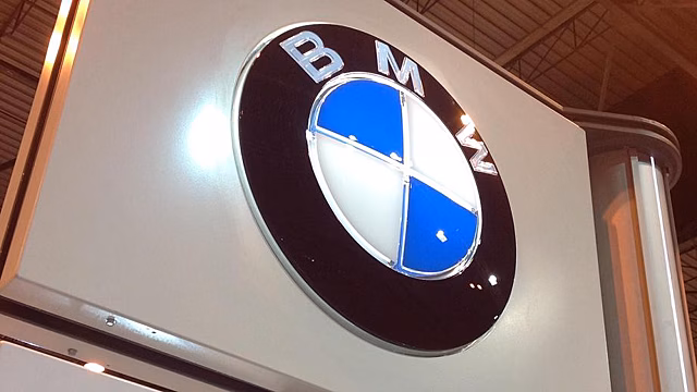 Взгляд в черную дыру. Как BMW сделал самую темную в мире машину