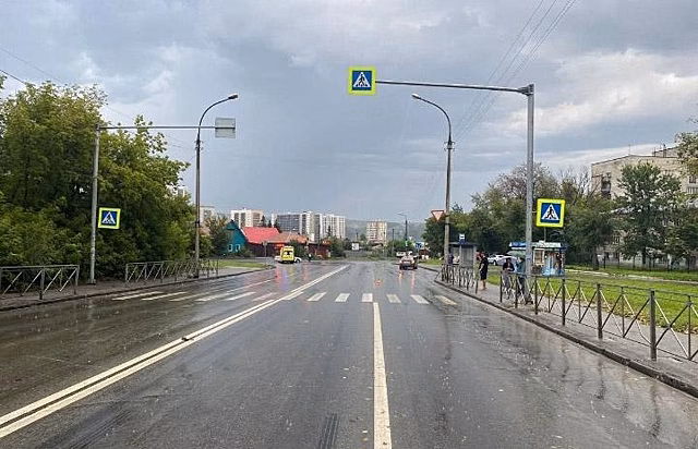 В Новосибирске 16-летняя девушка попала под колеса кроссовера на «зебре»
