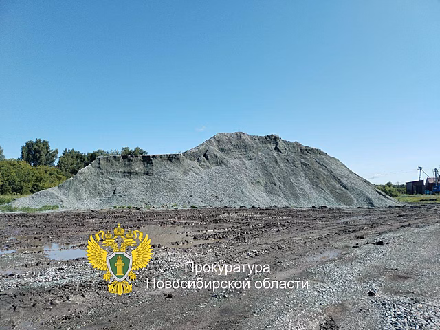 Убинская прокуратура оштрафовала дорожных ремонтников, складировавших щебень в поле