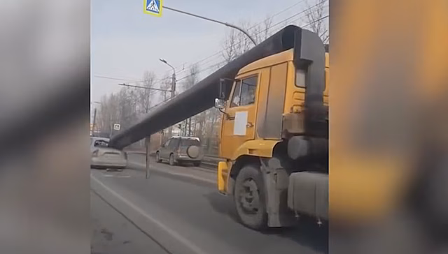 Незакрепленная труба упала с грузовика на легковое авто в Челябинске. Видео
