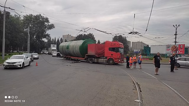 Неизвестный водитель оборвал контактную сеть и скрылся в Новосибирске