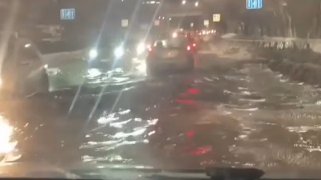 У моста Саратов-Энгельс утром образовалось «коммунальное озеро»