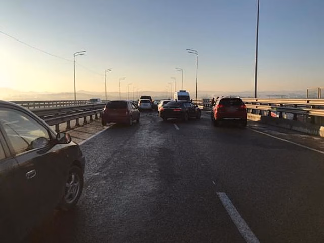 Движение в пригороде Владивостока ограничено: почти 40 автомобилей попали в ДТП