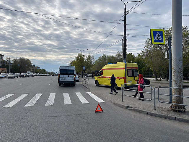 В Челябинске на улице Доватора водитель маршрутки сбил девушку