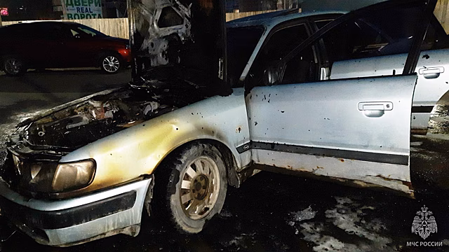 Легковушку тушили вчера вечером вологодские пожарные