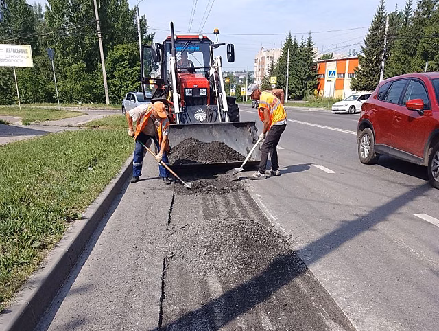 В Курске заделывают ямы на четырех улицах