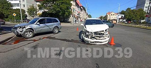 Алые лужи на асфальте: на Горького столкнулись две Toyota, есть пострадавшие