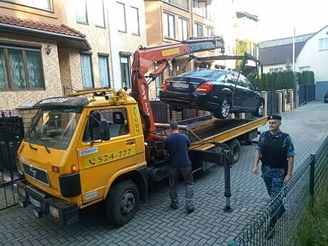 У калининградца арестовали машину за долг в 1,5 млн рублей, но оказалось, что он продал авто соседу без переоформления