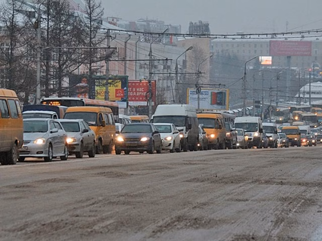 Омск встал в пробках из-за снегопада