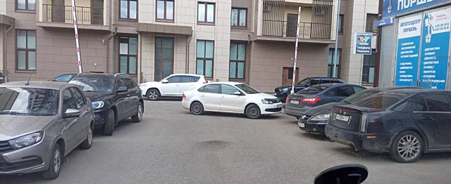 Загородившую проезд скорой помощи машину в Нижнем Новгороде привезли на тросе