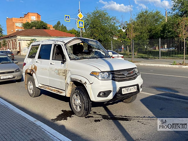 В Оренбурге на улице Горького в результате ДТП внедорожник завалился на бок