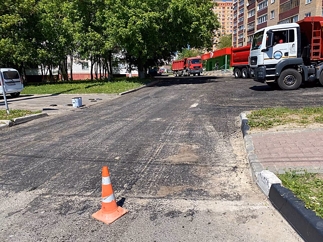 В Чехове работы по сезонному содержанию территорий идут полным ходом