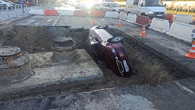 В Тюмени легковушка «улетела» в яму, выкопанную посреди дороги. ФОТО