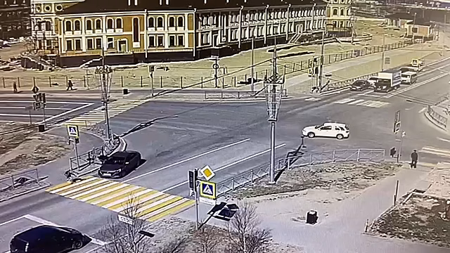 Школьница попала под машину на пешеходном переходе в Салехарде. ВИДЕО