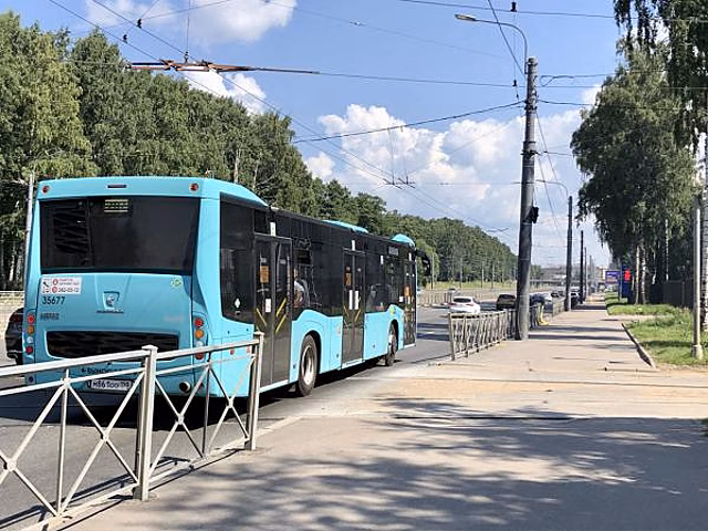 В Ленобласти водитель автобуса ушел от столкновения и улетел в кювет