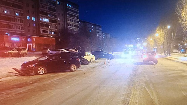 В Екатеринбурге произошло массовое ДТП с двумя пострадавшими