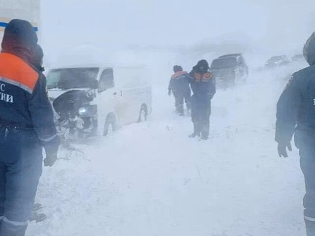 Спасатели освободили 13 автобусов из снега на трассе Чита – Забайкальск