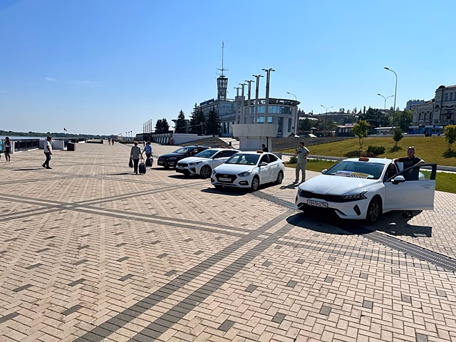 Полиция оштрафует водителей четырех машин такси, припарковавшихся на Нижневолжской набережной