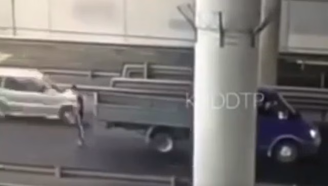 Мгновенная смерть: автомобиль сбил стоящего на дороге водителя в Краснодаре