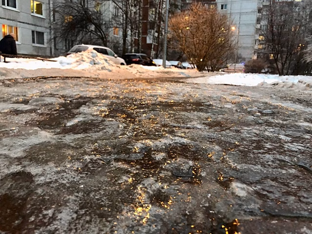 «Смертельный аттракцион»: на остановке в Калуге ледяная горка угрожает пешеходам