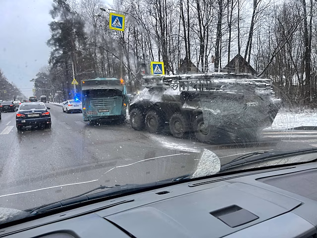 Авария с бронетехникой и автобусом произошла в Санкт-Петербурге
