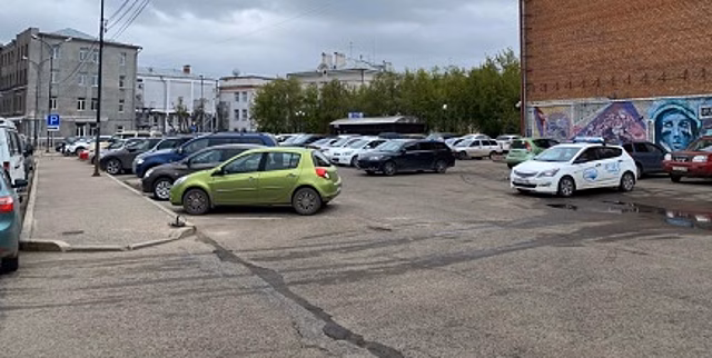 В Иркутске парковку у здания по улице Ленина, 14Б оборудуют шлагбаумами